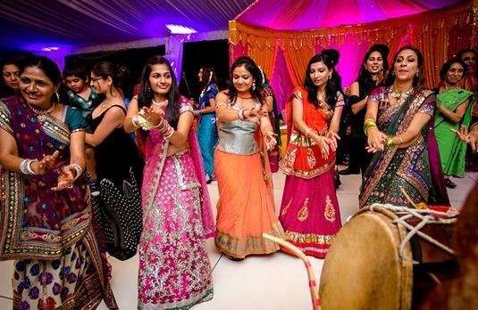 印度女舞蹈家婚宴上拒绝跳舞遭射杀,主办方 枪击只是助兴节目