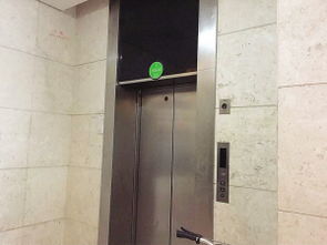 喜年广场电梯一晚两困人 整改不到位就封停 