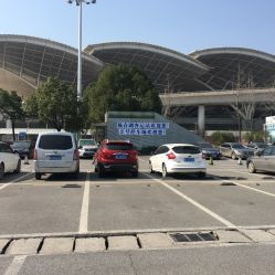 潍坊火车站附近有免费停车场吗,潍坊火车站有停电动车的地方吗