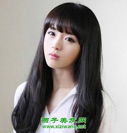 齐刘海长发卷发发型 展示青春女生张扬与纯美