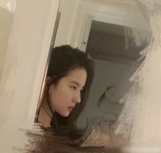 刘亦菲晒自拍照美倒众人,谁注意看镜子里的侧颜 小龙女又回来了