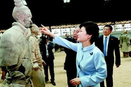 朴槿惠参观秦陵博物院 称圆了她的兵马俑之梦 