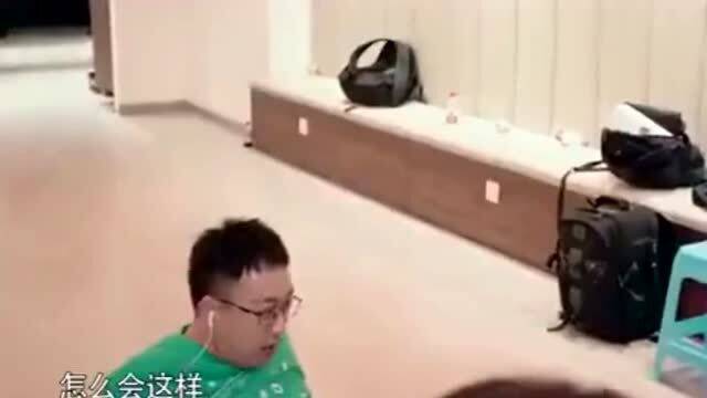 于正一屁股把椅子坐塌了 一脸惊讶问 怎么会这样 