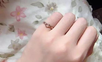 小拇指戴戒指代表什么男,小指上的戒指是什么含义