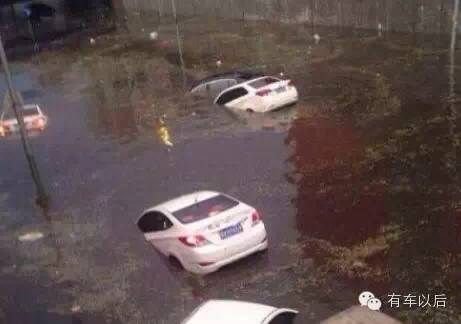 汽车掉到水里,门窗真的打不开吗