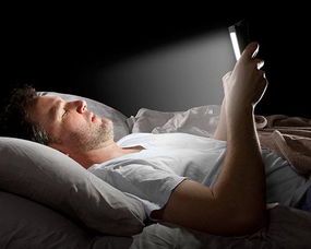 躺在床上玩手机