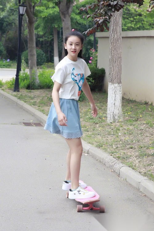 12岁田雨橙胆子真大,穿短裙还敢坐在滑板上拍照,穿衣风格引热议