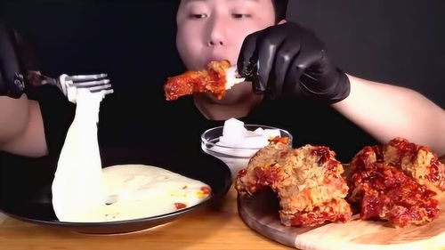 韩国吃货小哥,吃炸鸡,配上奶酪,大口啃肉,吃得喷喷香啊 