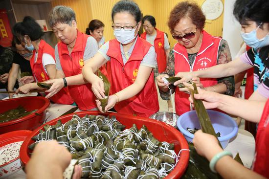 购艾草做香囊包米粽 杭州市民迎接端午忙