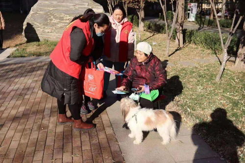 志愿者在藏龙福地小区对不文明养犬行为进行劝导纠正