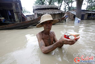 缅甸全国洪水泛滥 灾民水中领取救济食物 