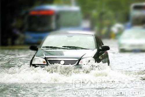 梦见汽车被水淹是什么意思 梦到汽车被水淹好不好 大鱼解梦网 