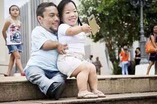 超有爱 世界最矮夫妻秀恩爱身高不足0.9米 