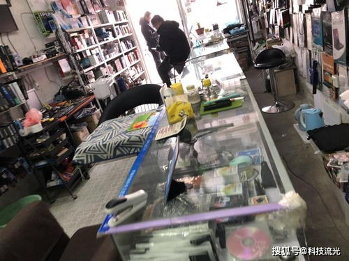 房东通知朋友电脑店要拆,朋友想要赔偿,现在店被拆了该怪谁呢