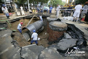 青岛自来水管道爆裂1000余米路面被淹