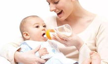 原创刚出生宝宝，第一口是先吃母乳，还是先喝水？新手宝妈不妨了解下