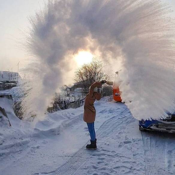 俄罗斯的冬天到底有多冷 面条和鸡蛋都冻在了空中