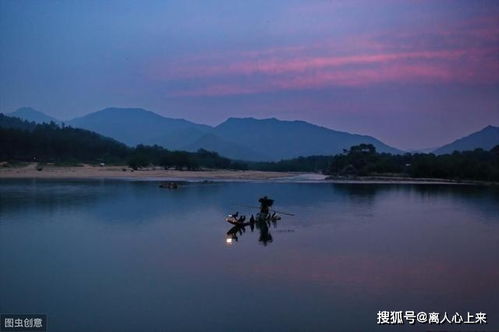 关于夏天江水的诗