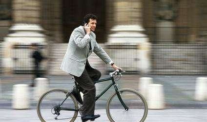 他月薪三万,却每天骑自行车上班 这才是真正的职场精英