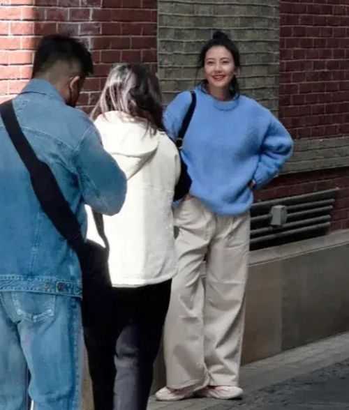 组图 网友上海街头偶遇高圆圆 蓝衣白裤扎丸子头气质温柔 