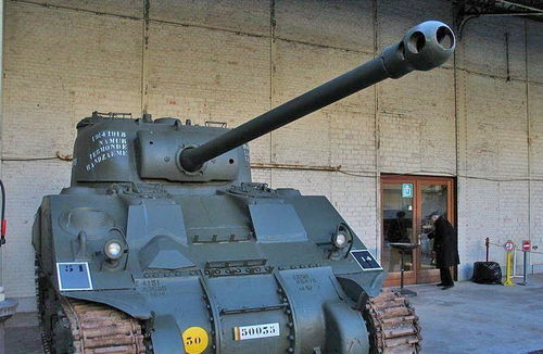二战中的 伏虎罗汉 以17磅炮为主打造的装甲战车