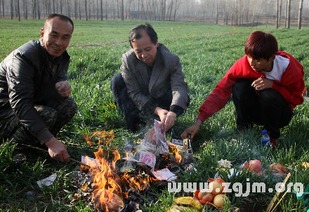 梦见死人烧纸是什么意思梦到死人烧纸好不好(梦见死人在烧纸好不好)