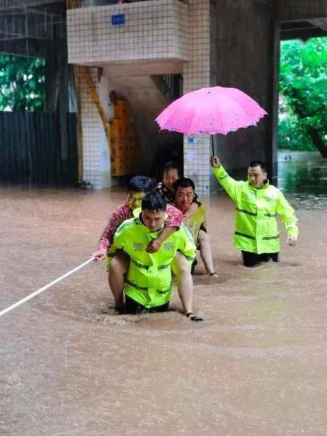 为重庆点赞 终究是一滴雨都没下的重庆,默默抗下了所有