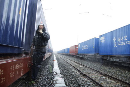 国庆假期 他在风雨中守护中欧班列