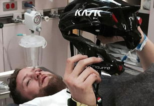 车祸幸存者警示 骑车时戴头盔能救命 