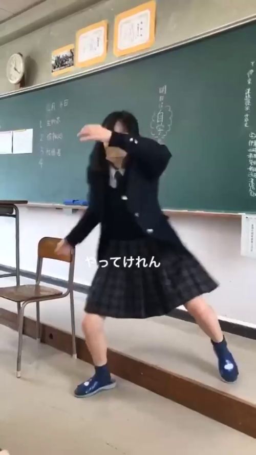 日本校园里的女学生,一个个的都这么疯狂,真是太会玩了 