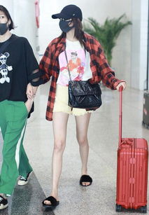 关晓彤机场穿格子衬衫秀美腿,却撞衫迪丽热巴,可气质一点不输