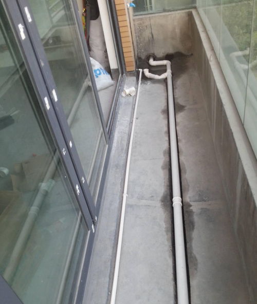 水泥阳台怎么弄好看，阳台外面水管怎么用水泥(水泥阳台怎么装修)