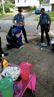 3岁小女孩街边卖柠檬水,结果出现了50个警察...然而真相也是有点暖...