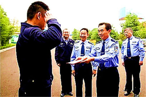 河南省公安厅领导到三门峡看望双节期间坚守岗位的干警并为立功民警颁发证书 