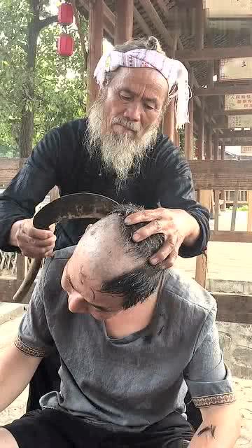 我们村的老理发师,剃光头的技术那是没得说 