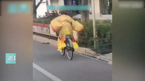 网友笑疯了 河南男子穿龙袍骑自行车一路狂蹬,评论笑了 