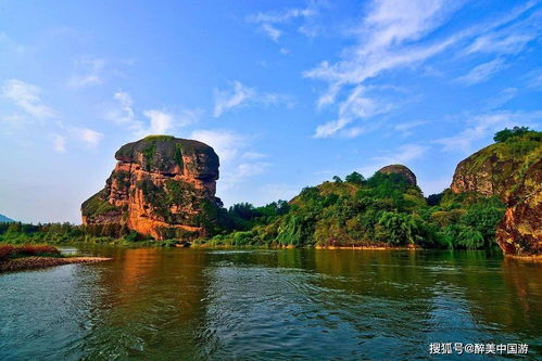 游玩龙虎山风景区,乘竹筏看两岸风景,漂流刺激好玩,风景独特