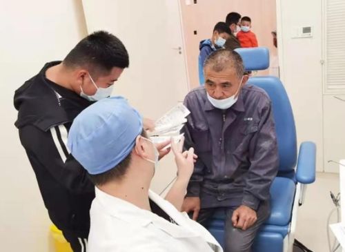 杭州一12岁男孩从4楼跌落,被路过的水务工人接住,导致鼻骨骨折