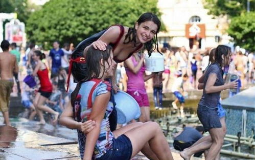 乌克兰盛大泼水节,让男人为之疯狂,女孩喜欢可以直接 抱走