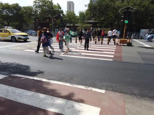 创建全国文明城市丨兰州有 礼 了,看 斑马线上的文明风景