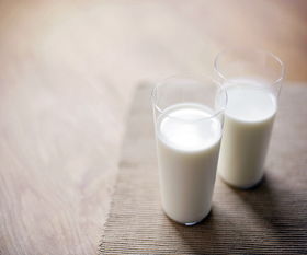 晚上喝牛奶的坏处，晚上喝牛奶有什么好处和坏处