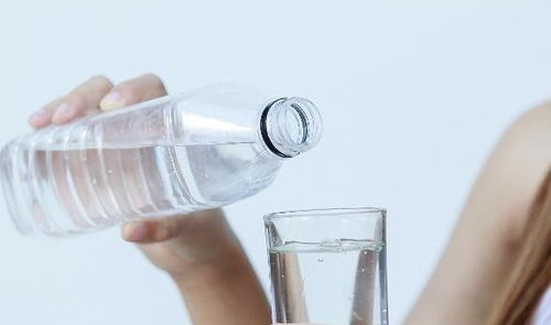 喝水时,一半开水加一半冷水,对身体有影响吗 看完可能涨知识