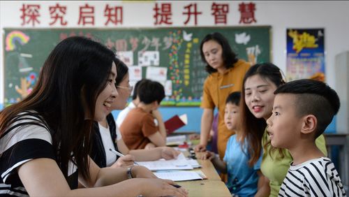 一个学生老师平常不怎么注意她、为什么他会突然跑去问那个学生学的怎样、听的懂吗 为什么