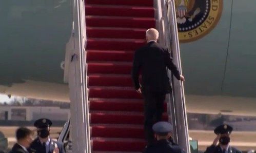 拜登老年痴呆了 视频画面曝光 美国总统拜登登机时连续3次摔倒