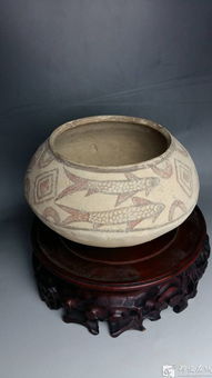 新疆西亚文化碟形双鱼彩绘陶