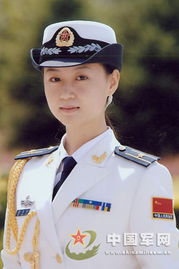 身着新军服的中国潜艇女军官 图片来源:中国网
