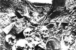 第一次世界大战凡尔登战场上堆在堑壕中的枯骨 