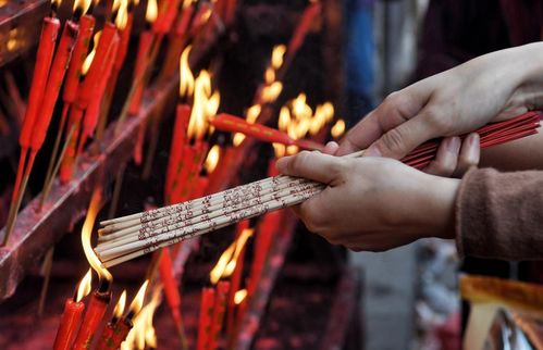 民间传统习俗 烧香为啥烧三根 三根香代表什么 生活处处皆学问