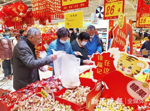 超市卖场人气旺 春联门贴年味浓