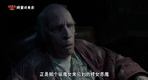 小女孩在客厅看电视,鬼觉得不好看,竟然拿走遥控自己调台 